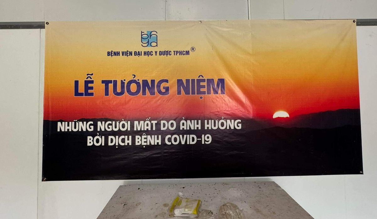 Những hình ảnh đau lòng này khiến chúng ta vô cùng ám ảnh khi nhớ lại thời khắc TP HCM là tâm điểm của dịch COVID-19. Nơi đây từng bị quá tải vì số bệnh nhân quá lớn và tử vong nhiều.