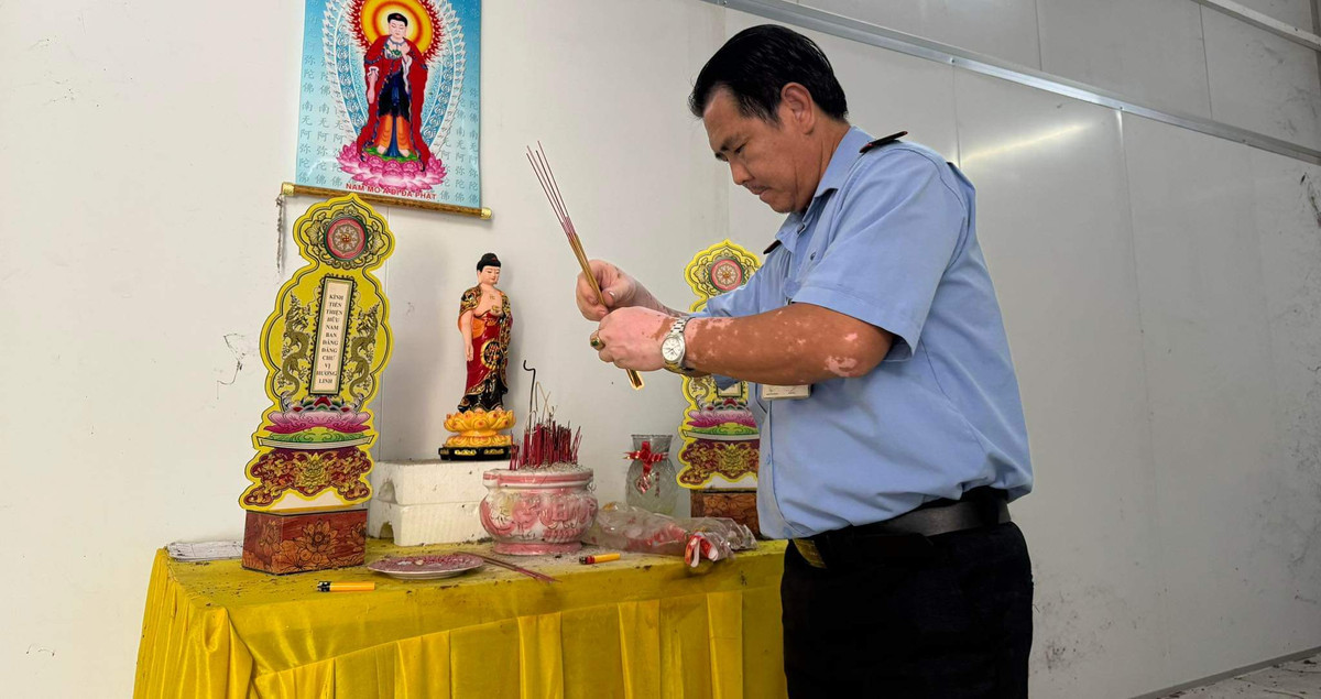 Ngay khi đến thăm BVDC số 13, PV đã được bảo vệ Trần Thanh Tùng đưa đến khu cuối của bệnh viện là nhà đại thể để thắp nhang tưởng niệm những bệnh nhân đã mất vì COVID-19.