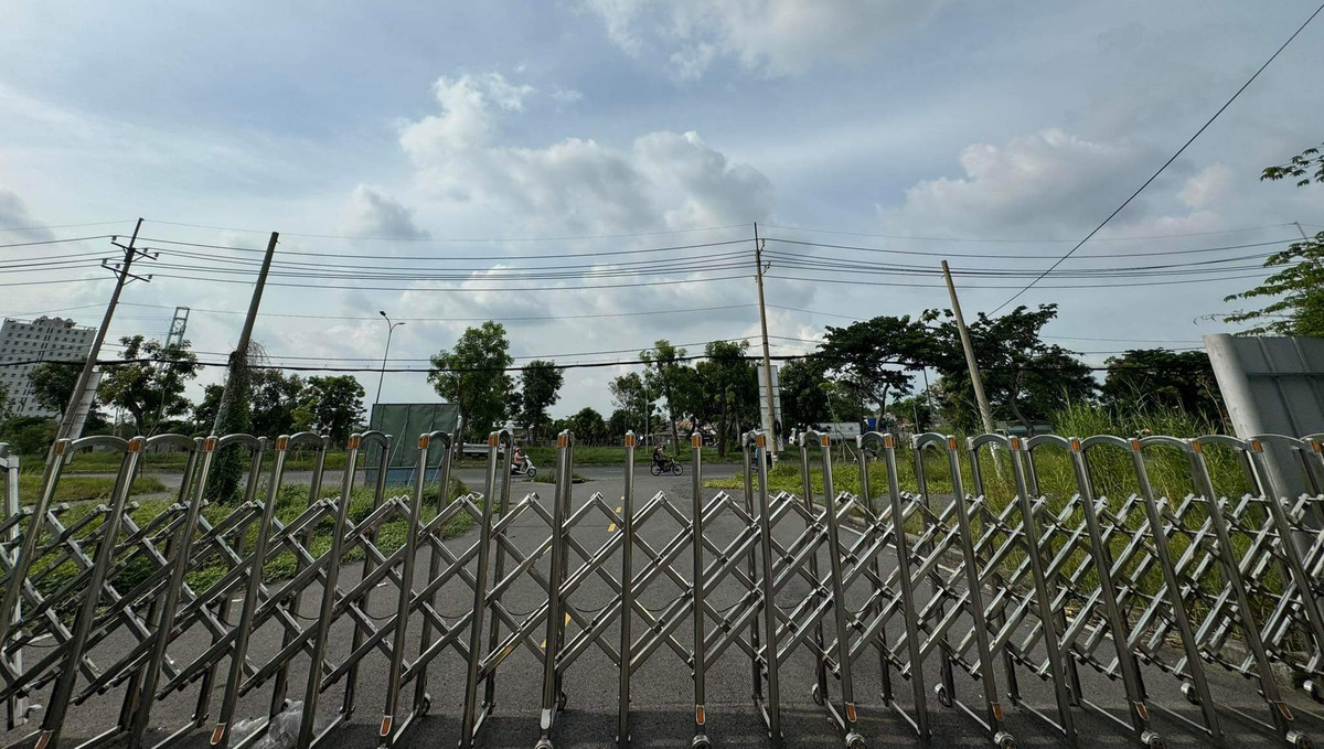 Đã hơn 2 năm kể từ khi TP HCM trải qua đợt dịch COVID-19 nghiêm trọng nhất, đầu tháng 11/2023, PV Báo Tri thức và Cuộc sống đã có buổi ghé thăm, ghi nhận tại Bệnh viện dã chiến số 13 (BVDC). Ảnh: Cổng vào BVDC số 3 trên đường Nguyễn Văn Linh, huyện Bình Chánh, TP HCM.