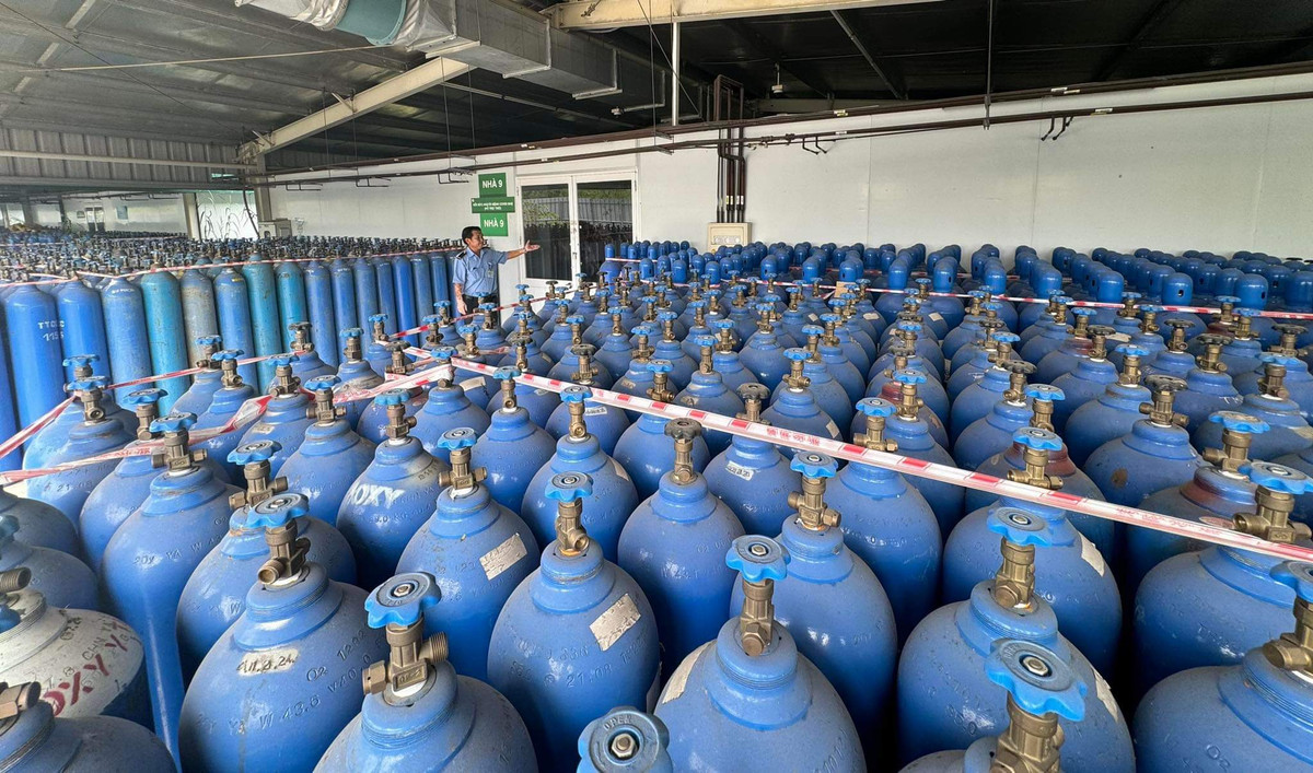 Tại khoảng sân của 16 gian nhà thuộc khu hồi sức người mắc COVID-19 bệnh nặng là hơn 10.000 bình oxy được sắp đặt ngay ngắn, trải dài tăm tắp.