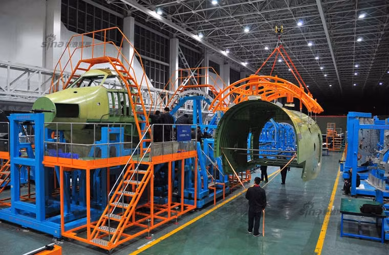 Quan sát các bức ảnh có thể thấy rằng, việc chế tạo thủy phi cơ AG600 diễn ra rất công phu, tỉ mỉ.