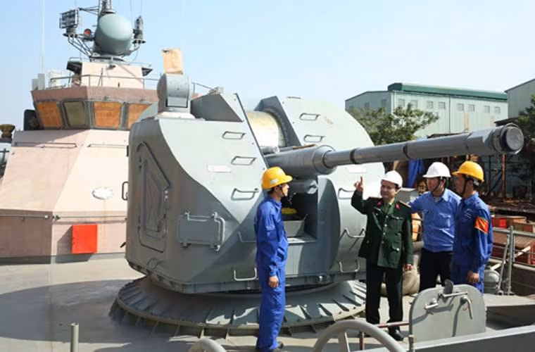 Ngoài trang bị Lục quân, Công nghiệp Quốc phòng Việt Nam cũng đạt được nhiều bước tiến vượt bậc trong phát triển công nghệ Hải quân. Điển hình là việc nhà máy Z173 đã nghiên cứu chế tạo thành công lớp tàu pháo TT400TP. Trong ảnh, các cán bộ kĩ thuật đang kiểm tra khẩu pháo tự động 76,2mm lắp trên tàu pháo TT400TP. (Ảnh: Báo điện tử Bộ Quốc phòng)