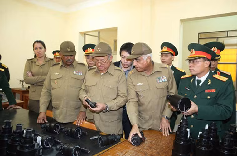 Cũng trong lĩnh vực trang bị cho bộ binh, Viện Khoa học - Công nghệ Quân sự đã chế tạo thành công hàng loạt khí tài quang - điện tử cho tác chiến ngày - đêm có thể lắp cho súng bắn tỉa, súng trường tiến công, pháo chống tăng, pháo phòng không và xe chiến đấu bộ binh BMP-1. Trong ảnh, Bộ trưởng Quốc phòng Cu-ba thăm quan các loại ống nhòm do Xí nghiệp 23, Nhà máy Z199 sản xuất. (Ảnh: Báo điện tử Bộ Quốc phòng)