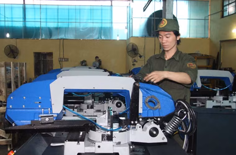 Các nhà máy công nghiệp quốc phòng tiếp tục chú trọng đầu tư thêm nhiều phương tiện máy móc hiện đại để phục vụ sản xuất. (Ảnh: Báo điện tử Bộ Quốc phòng)