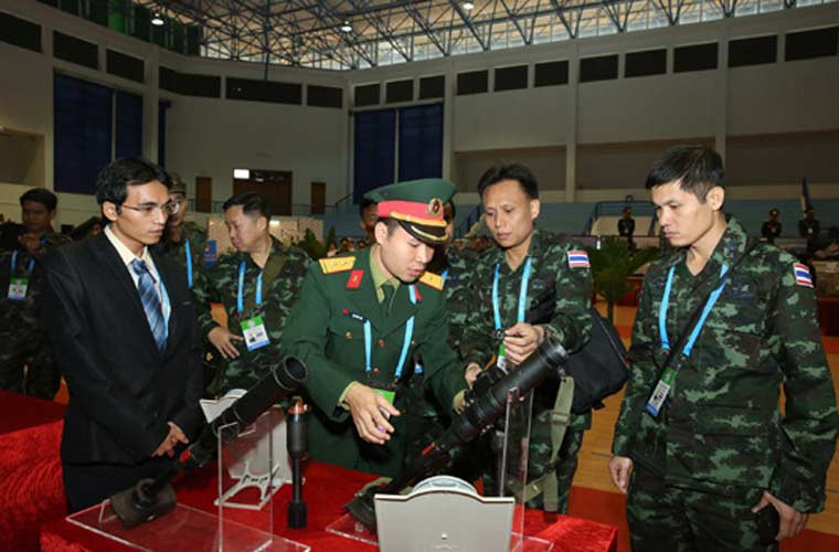 Trong lĩnh vực trang bị cho pháo binh, các đơn vị thuộc Tổng cục Công nghiệp Quốc phòng đã nghiên cứu chế tạo thành công nhiều loại súng cối, gồm cả cỡ nòng lớn 100mm. Trong ảnh, Đại biểu quân đội các nước ASEAN thăm quan vũ khí do Việt Nam sản xuất trưng bày tại Giải bắn súng quân dụng Quân đội các nước ASEAN lần thứ 24, tháng 10/2014. Ảnh: Báo điện tử Bộ Quốc phòng