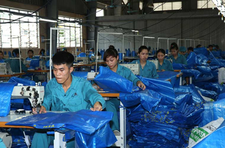 Bên cạnh việc đáp ứng yêu cầu trong nước, Công nghiệp Quốc phòng Việt Nam đang từng bước tiến ra thị trường nước ngoài với một số sản phẩm dân sự - quân sự. Trong ảnh, công nhân Nhà máy Z176 may túi xuất khẩu.