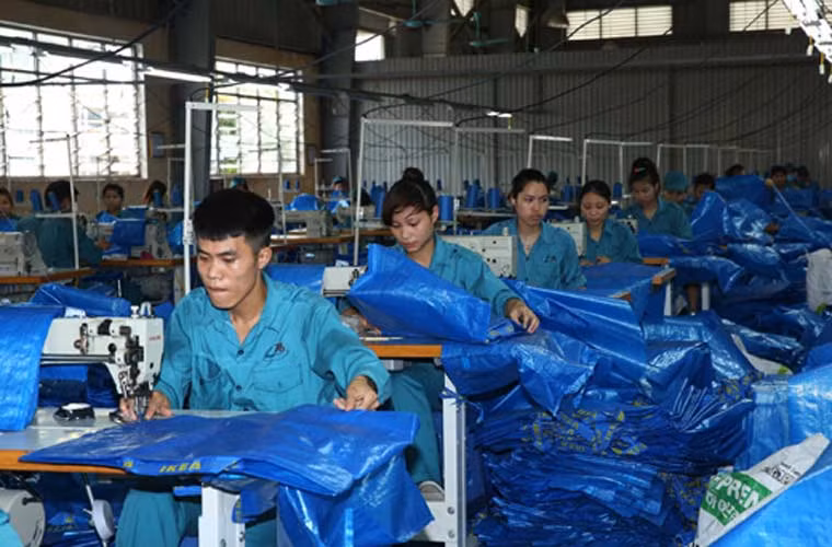 Bên cạnh việc đáp ứng yêu cầu trong nước, Công nghiệp Quốc phòng Việt Nam đang từng bước tiến ra thị trường nước ngoài với một số sản phẩm dân sự - quân sự. Trong ảnh, công nhân Nhà máy Z176 may túi xuất khẩu.