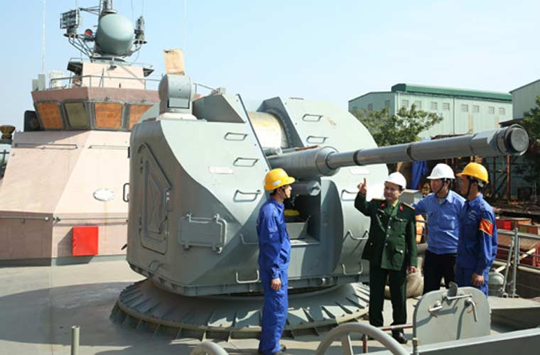 Ngoài trang bị Lục quân, Công nghiệp Quốc phòng Việt Nam cũng đạt được nhiều bước tiến vượt bậc trong phát triển công nghệ Hải quân. Điển hình là việc nhà máy Z173 đã nghiên cứu chế tạo thành công lớp tàu pháo TT400TP. Trong ảnh, các cán bộ kĩ thuật đang kiểm tra khẩu pháo tự động 76,2mm lắp trên tàu pháo TT400TP. Ảnh: Báo điện tử Bộ Quốc phòng