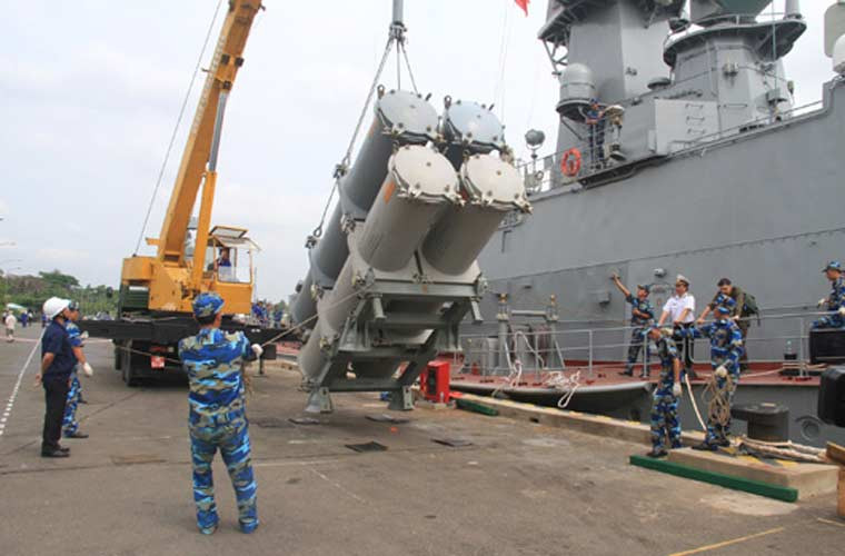 Trong khi đó nhà máy đóng tàu Ba Son đã đóng thành công tàu chiến đấu tên lửa hiện đại Project 12418 Molniya theo giấy phép sản xuất từ Nga. Đây có thể xem là thành tựu tuyệt vời nhất trong những năm gần đây của Công nghiệp Quốc phòng Việt Nam. Bởi trong lịch sử phát triển, Molniya là tàu tên lửa đầu tiên mà Việt Nam tự đóng được trong nước. Ảnh: Báo điện tử Bộ Quốc phòng