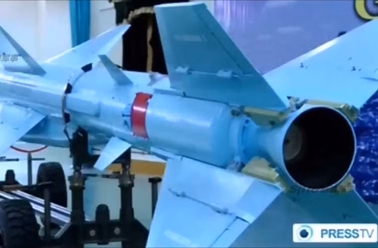 Dù Iran tuyên bố là tự thiết kế, sản xuất trong nước, nhưng báo chí Trung Quốc bình luận rằng: “Qader là phiên bản sao chép mẫu C-802 của Trung Quốc”.