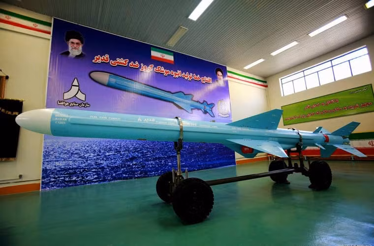 MODAFL không công bố chi tiết thông số kĩ thuật tính năng của Qader mà chỉ vẻn vẹn dòng thông tin: "có khả năng bay độ cao thấp, định vị chính xác cao, tấn công mục tiêu chính xác cao, sức hủy diệt lớn, hệ thống chống nhiễu và tác chiến điện tử tiên tiến"…