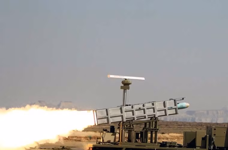 Theo một số nguồn tin, tên lửa hành trình chống hạm Qader có thể đạt tầm bắn tới 300km. Tầm bắn của nó vượt trội cả dòng tên lửa Harpoon của Mỹ.