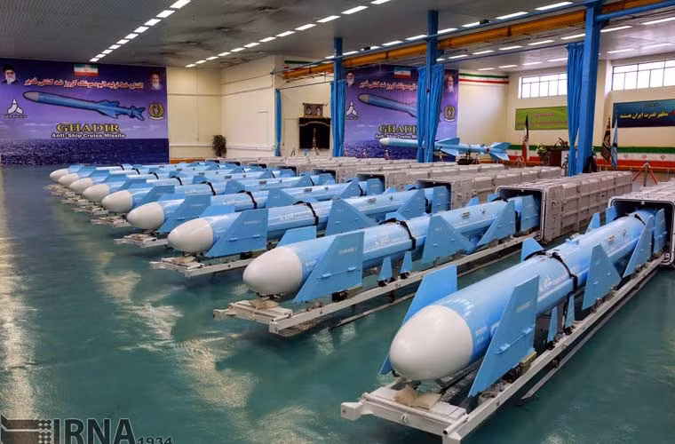 Trong buổi lễ được tổ chức tại Tehran hôm 14/3, Cục Hậu cần Lực lượng Vũ trang và Bộ Quốc phòng Iran (MODAFL) đã giới thiệu loạt tên lửa hành trình chống hạm Qader do nước này sản xuất.