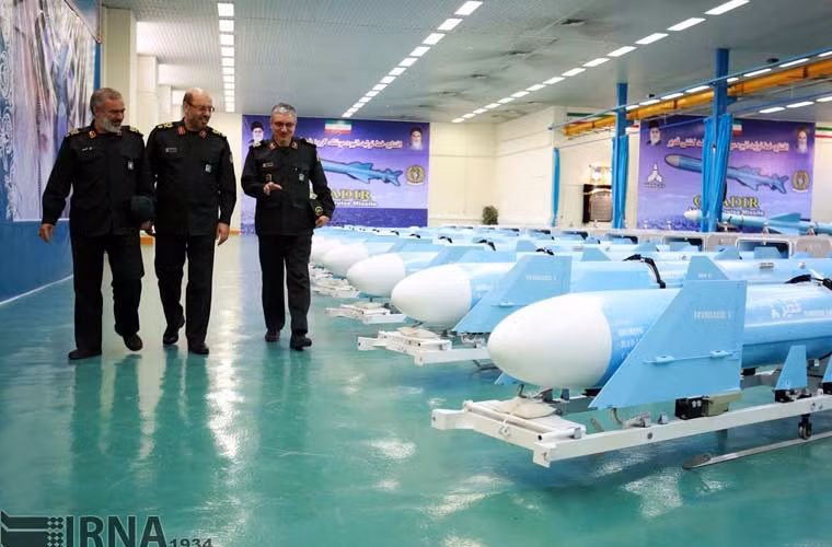 Trong ảnh, từ trái qua phải: Chuẩn đô đốc - Tư lệnh Hải quân Vệ binh Cách mạng Iran Ali Fadavi; Tư lệnh Vệ binh Cách mạng Iran Hossein Dehghan; Phó tư lệnh Vệ binh Cách mạng Iran Reza Talaei-Nik thăm quan dây chuyền sản xuất loạt tên lửa chống hạm Qader.