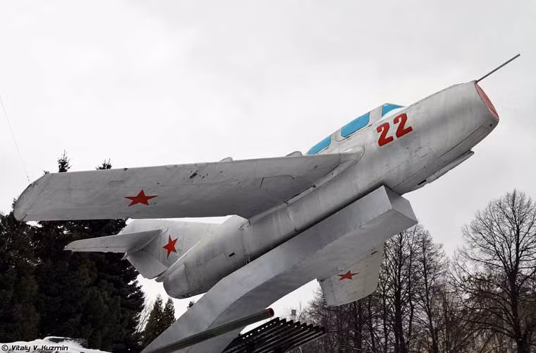 Trong ảnh là máy bay huấn luyện phản lực MiG-15UTI – biến thể của tiêm kích phản lực MiG-15 huyền thoại đất nước Liên Xô. Thứ vũ khí đã gieo rắc nỗi kinh hoàng cho tiêm kích, máy bay ném bom Mỹ trong chiến tranh Triều Tiên