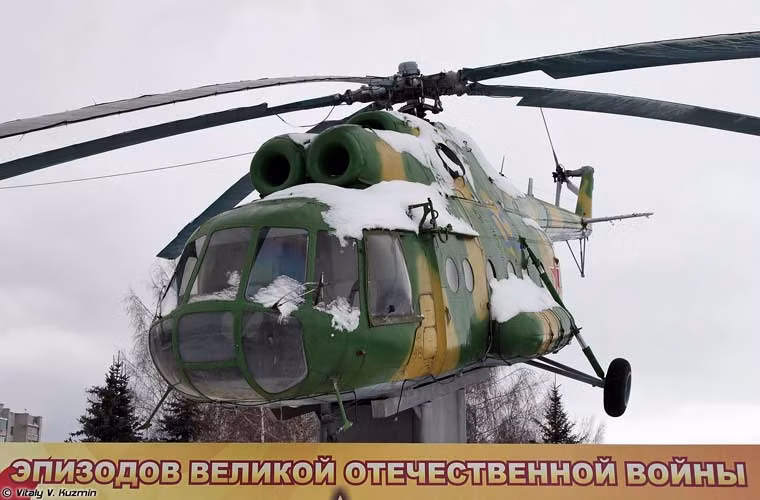 Trực thăng huyền thoại Mil Mi-8 được đặt trên đài cao.