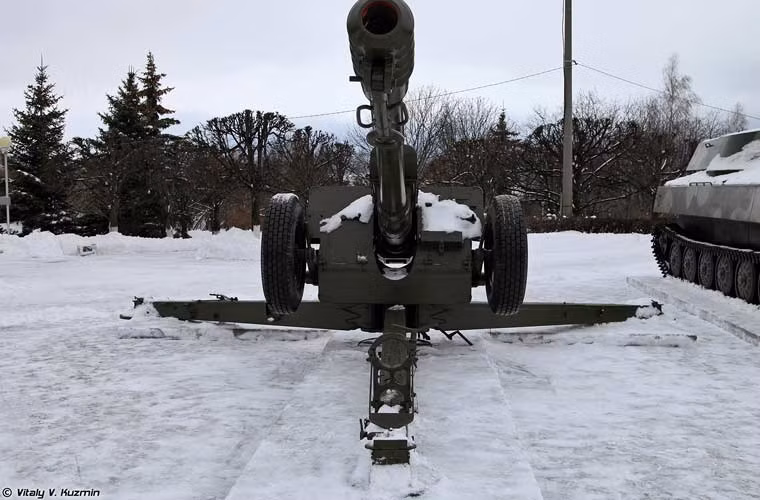 Lựu pháo D-30 122mm được sản xuất từ những năm 1960, Việt Nam cũng có trang bị loại này. Pháo D-30 có đặc điểm đặc biệt là pháo có càng 3 chân giúp nó quay 360 độ một cách nhanh nhất khi bắn. Pháo đạt tầm bắn 15-21km, tốc độ bắn 5-6 phát/phút.