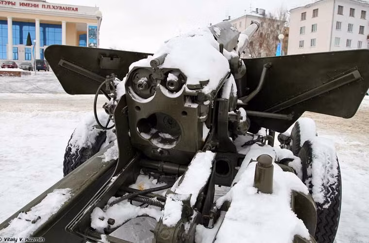 Cận cảnh bộ phận nạp đạn của pháo tầm xa hạng nặng 2A36.