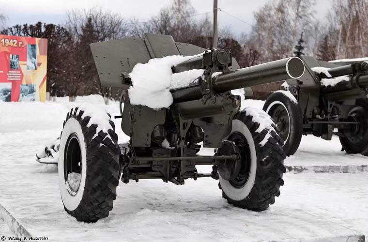 Lựu pháo M30 122mm được Liên Xô sản xuất từ trước chiến tranh Thế giới 2. Pháo đạt tầm bắn 11,8km, tốc độ bắn 5-6 phát/phút.