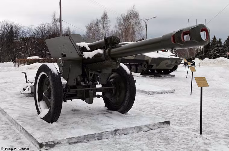 Lựu pháo D-1 152mm do Liên Xô sản xuất từ trong chiến tranh thế giới thứ 2. Pháo đạt tầm bắn 12,4km, tốc độ bắn 3-4 phát/phút.