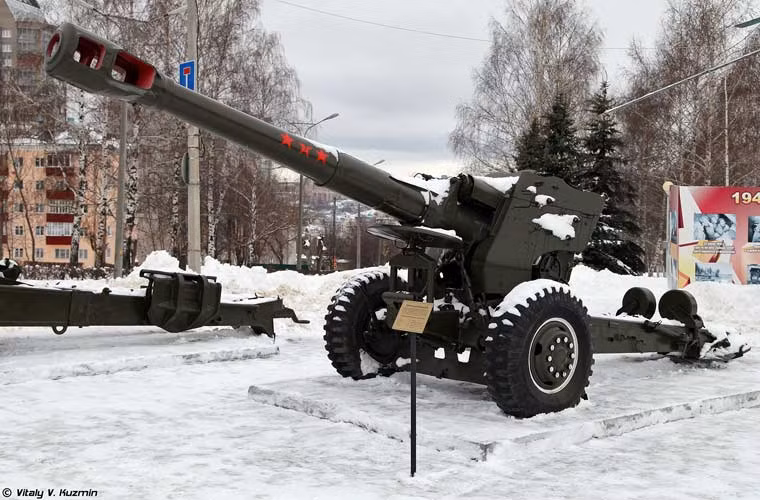 Lựu pháo D-20 152mm do Liên Xô sản xuất từ những năm 1950, xuất khẩu cho nhiều quốc gia trên thế giới, trong đó có Việt Nam. Pháo đạt tầm bắn hiệu quả 17,4km, tối đa 24km với đạn tăng tầm, tốc độ bắn 5-6 phát/phút.