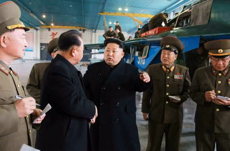 Xem ong Kim Jong-un lai may bay do Trieu Tien san xuat
