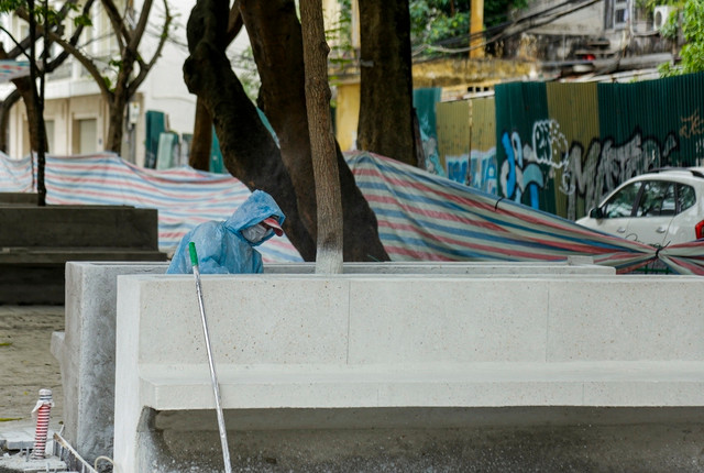 Hàng ghế đá, cây xanh đang được bổ sung, xây dựng xung quanh các khu vực của phố đi bộ Trúc Bạch.