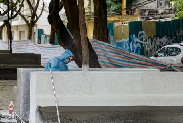 Hàng ghế đá, cây xanh đang được bổ sung, xây dựng xung quanh các khu vực của phố đi bộ Trúc Bạch.