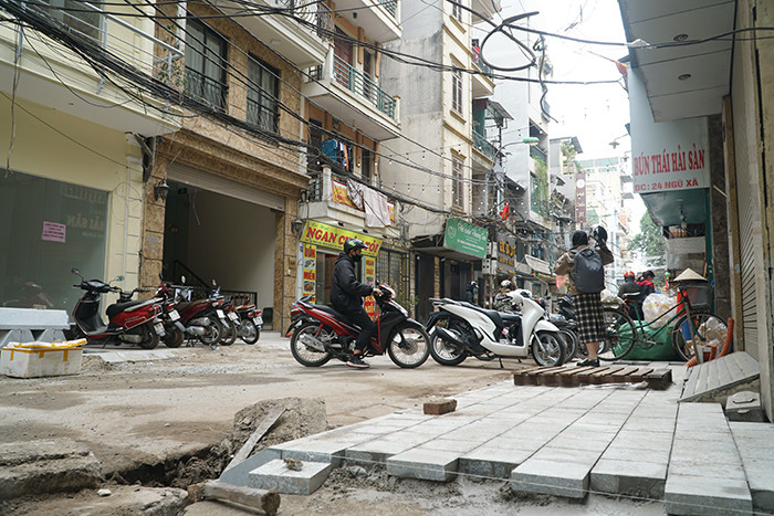 Theo thông tin từ UBND quận Ba Đình, các hạng mục được triển khai bao gồm lát đá vỉa hè tuyến phố Ngũ Xã, Nguyễn Khắc Hiếu; lắp đặt hệ thống đèn chiếu sáng, trang trí, bổ sung các bồn hoa cây cảnh và các đoạn lan can còn thiếu trên tuyến phố,… Đồng thời, một sân khấu lớn ngoài trời được xây dựng để phục vụ các hoạt động biểu diễn văn hóa, nghệ thuật.