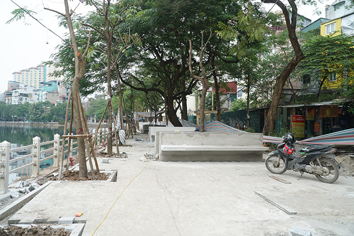 Đảo Ngọc Ngũ Xã (hay còn gọi bán đảo Trúc Bạch) nằm trên hồ Trúc Bạch, rộng 4,5 ha, người và phương tiện từ đảo đến các khu vực xung quanh qua hai cầu nhỏ tại phố Trấn Vũ và phố Ngũ Xã.