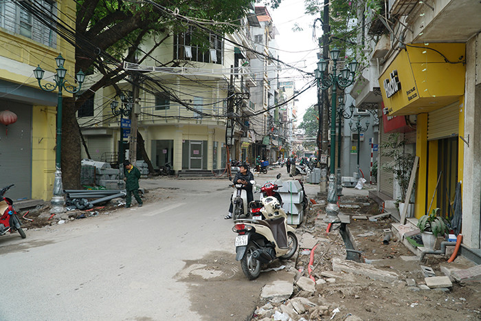 Được biết, từ nay đến Tết Dương lịch, các đơn vị thi công đang gấp rút hoàn thiện các hàng mục để đưa phố đi bộ kết hợp ẩm thực Đảo Ngọc - Ngũ Xã đi vào hoạt động, phục vụ nhu cầu vui chơi, giải trí của người dân dịp cuối năm.