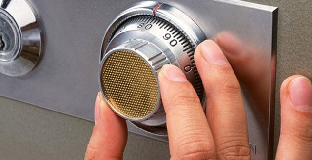 Tại cơ quan điều tra, cuối cùng Thưa cũng phải thừa nhận hành vi sát hại chồng. Theo đó, do chồng nghiện cờ bạc nên Thưa đã phải sống nhiều năm trong uất ức. Mới đây, anh B nói đang nợ số tiền lớn nên bảo Thưa gọi về cho mẹ ở Lạng Sơn bán miếng đất để trả nợ. Đêm 10/11, anh B bắt Thưa mở két sắt đưa tiền, Thưa không nghe thì B lấy thanh kiếm dí vào cổ để ép. Lúc này, bao uất ức đã dồn nén từ lâu bùng phát, Thưa đá ngã anh B rồi tước lấy thanh kiếm và chém liên tiếp khiến nạn nhân tử vong.Lúc này, hai con tỉnh dậy hỏi thì Thưa nói bố say, nôn ra tiết canh và bảo các cháu đi ngủ tiếp. (Ảnh minh hoạ, nguồn ảnh Internet) 