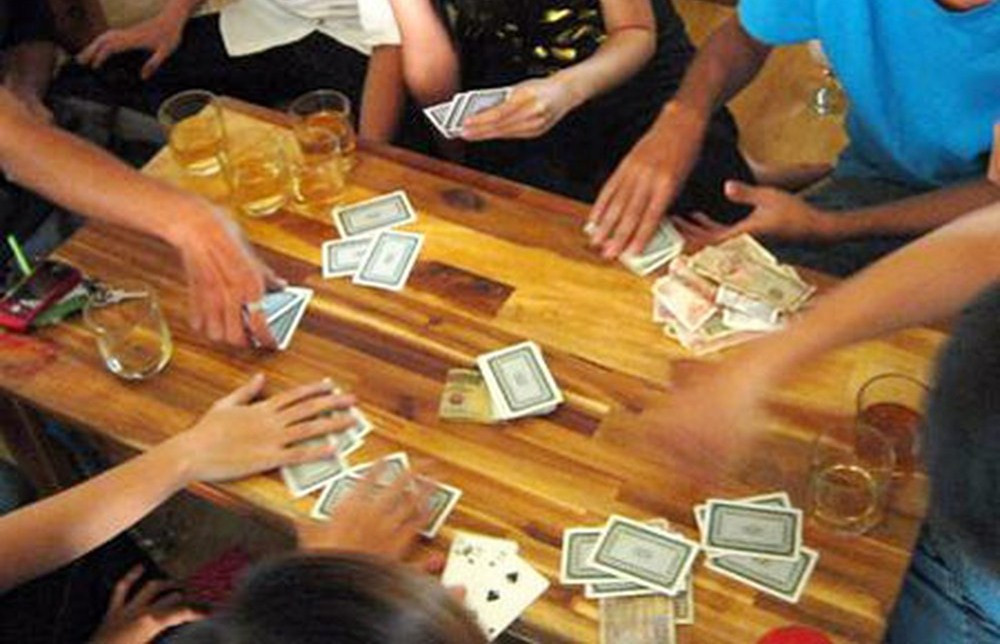 Thêm một chi tiết nữa, anh B là người thường xuyên đi đánh bạc, việc anh này vắng nhà vài ngày là bình thường. Trước đây, Thưa vốn quen với điều đó nên chẳng bao giờ đi tìm. Ấy thế mà sau ngày 11/11, Thưa "hớt hải" gọi điện cho bạn bè, người thân để hỏi xem chồng mình đi đâu. Sáng 14/11, nhận được tin phát hiện thi thể đàn ông ở sông Cầu, Thưa cùng người nhà đến, dù chưa nhìn thấy xác nhưng Thưa đã khóc ầm ĩ và nói đó là chồng mình. Nội dung đoạn tin nhắn nói ra sông nhận xác chồng cũng có gì đó rất "gượng gạo", không hề bình thường. Lúc này, Thưa trở thành nghi can số 1 của vụ án. (Ảnh minh hoạ, nguồn ảnh Internet) 