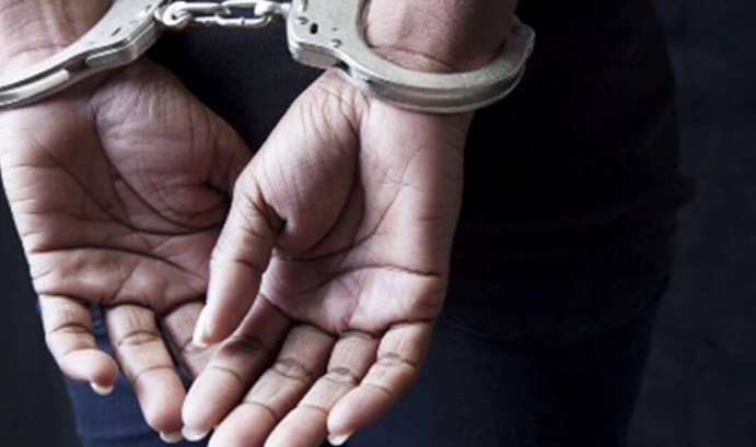 Biết chuyện, mẹ Thưa gọi con gái thì Thưa thú nhận đã giết chồng. Sau đó Thưa quay lại Lạng Sơn, cùng Hồ đi về Thái Nguyên, đến khu vực cầu qua sông Cầu, hai đối tượng dừng xe đem xác anh B ra thả xuống sông. Xong việc, Thưa cho Hồ vài triệu đồng. Căn cứ lời khai, Công an tỉnh Thái Nguyên đã khởi tố Thưa về hành vi "Giết người" và Hồ về tội "che giấu tội phạm". Với tội ác của mình, Thưa phải nhận mức án tù chung thân. (Ảnh minh hoạ, nguồn ảnh Internet) 