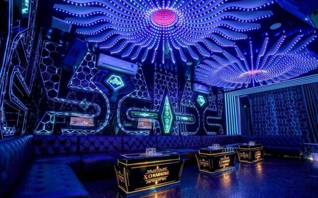 Nhóm đối tượng này đăng tải các thông tin tuyển việc làm tại các quán karaoke trên địa bàn TP HCM, Bình Dương và Đồng Nai với thu nhập từ 30 - 50 triệu đồng. Khi nạn nhân “sập bẫy” chúng sẽ ép buộc, đe dọa các nạn nhân phải viết giấy vay số tiền từ 18 - 25 triệu đồng với lý do là “phí môi giới việc làm”. Sau đó, nhóm này liên hệ cho Tuyền và Hưng đến để “trả nợ” thay cho các nạn nhân, sau đó các nạn nhân bị đưa về phục vụ tại các quán karaoke trên địa bàn tỉnh Đồng Nai. (Ảnh minh họa)