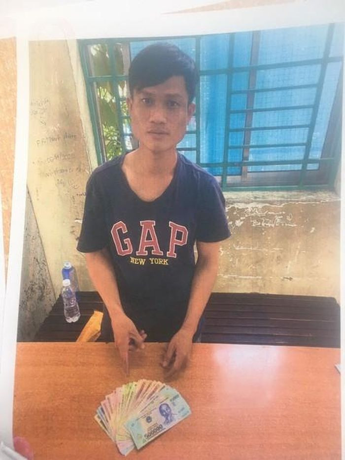  Cầm dao khống chế, quấn băng keo vào đầu, cướp tài sản cô gái tại tiệm hớt tóc: Thiếu nợ nhiều người, mất khả năng chi trả, Nguyễn Phú Nhé (SN 1990, trú quận Bình Tân, TP HCM) đến tiệm hớt tóc ở quận Bình Tân, khống chế nữ nhân viên là chị chị D. (SN 1991, quê Long An), quấn băng keo vào đầu cô gái rồi cướp tài sản. Nhé khai nhận, số tiền mà y cướp được của chị D. hơn 5 triệu đồng. Ngày 6/12, Công an quận Bình Tân cho biết đang tạm giữ Nguyễn Phú Nhé để điều tra về hành vi cướp tài sản. 