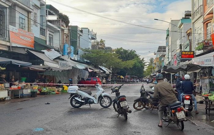  Nam thanh niên bị đâm tử vong trong lúc đi ăn: Đêm 5/12, anh L.H.D. (SN 2003, trú tại xã Quảng Tiến, huyện Cư Mgar, Đắk Lắk) cùng hai người bạn ra khu vực đường Nguyễn Du, thị trấn Quảng Phú, huyện Cư Mgar để ăn tối. Lúc này, anh D. thấy em gái họ của mình đi cùng với Lê Công Tuấn (SN 2004, trú tại thị trấn Quảng Phú, huyện Cư Mgar, tỉnh Đắk Lắk) nên khuyên đi về nhà thì xảy ra mâu thuẫn. Trong lúc cự cãi, anh D. bị Tuấn dùng dao đâm trúng tay. Nạn nhân sau đó được đưa đến bệnh viện cấp cứu nhưng đã tử vong. 