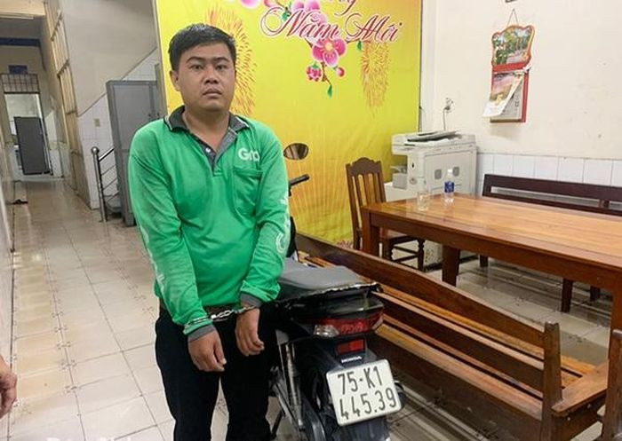  Bắt đối tượng đâm tài xế xe ôm cướp tài sản: Nguyễn Chí Thông (24 tuổi, quê tỉnh An Giang) thuê ông N.V.H. (64 tuổi) chạy xe ôm chở về huyện Trảng Bom, tỉnh Đồng Nai. Khi ông H. chạy xe đến đoạn đường vắng thuộc ấp 5, xã An Viễn, Thông đã dùng dao đâm trọng thương ông H. rồi cướp chiếc xe. Ngày 6/12, Công an Trảng Bom đang tạm giữ đối tượng Nguyễn Chí Thông để điều tra, làm rõ. 