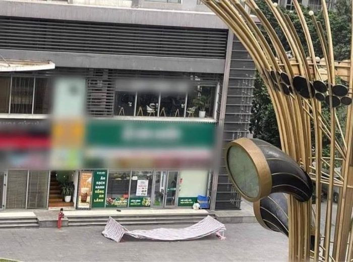  Bé trai rơi từ tầng cao chung cư xuống đất: Khoảng 8h5 ngày 6/12, tại tòa P08, khu đô thị Times City, quận Hoàng Mai, Hà Nội, người dân tại quảng trường tháp đồng hồ khu đô thị Times City phát hiện một bé trai khoảng 12 - 13 tuổi rơi từ tầng cao chung cư xuống và tử vong. Ngay sau khi nhận được thông tin, Công an phường Mai Động cùng Công an quận Hoàng Mai nhanh chóng có mặt, điều tra nguyên nhân và giải quyết vụ việc. 