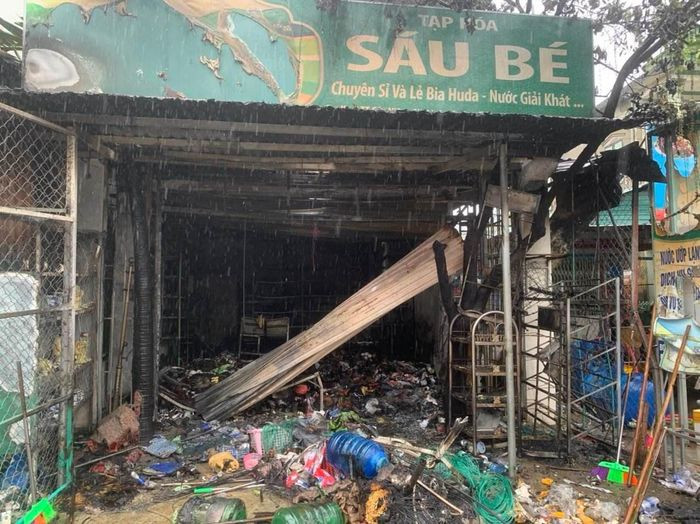  Chập điện, cửa hàng tạp hóa bán đồ Tết ở Quảng Trị bị thiêu rụi: Sáng 6/12, người dân phát hiện cửa hàng tạp hóa Sáu Bé (tại thị trấn Cửa Việt, huyện Gio Linh) do bà Mai Thị Lan làm chủ phát hỏa và bốc cháy dữ dội. Vụ hỏa hoạn khiến nhiều hàng hóa, tài sản trong cửa hàng bị thiêu rụi, ước tính thiệt hại khoảng 300 triệu đồng. Nguyên nhân vụ cháy ban đầu được xác định là do chập điện. 