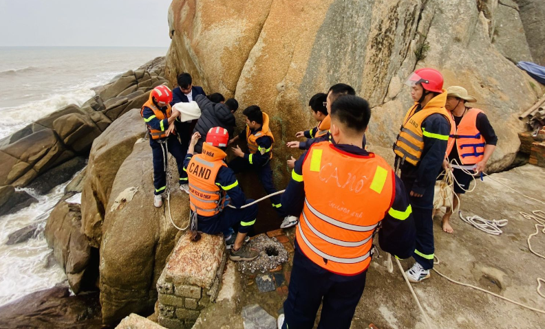 Thanh Hoa: Giai cuu nguoi phu nu dinh nhay xuong bien tu tu
