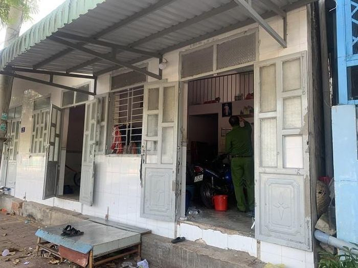  Chồng đâm vợ rồi treo cổ tự tử, cả hai nguy kịch: Sáng 9/12, giữa anh Huỳnh Văn Đệ (39 tuổi) và vợ là chị N.T.H. (35 tuổi, cùng trú thị trấn Long Hải, huyện Long Điền, tỉnh Bà Rịa - Vũng Tàu) xảy ra mâu thuẫn, chị H. đòi ly hôn. Lúc này, người chồng dùng dao đâm một nhát vào tay trái và hai nhát vào vùng lưng của vợ khiến nạn nhân gục xuống. Sau đó, anh này đi vào phòng trọ treo cổ tự vẫn. Phát hiện vụ việc, người dân đã đưa vợ chồng chị H. đi cấp cứu trong tình trạng nguy kịch.