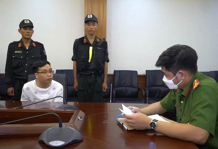  Triệt phá đường dây cá độ bóng đá 1.000 tỷ đồng: Ngày 9/12, Bộ Công an cho hay, vừa phối hợp cùng các cục nghiệp vụ khác và Công an một số tỉnh, thành như: TP HCM, Khánh Hòa… triệt phá một đường dây cờ bạc dưới hình thức cá độ bóng đá qua mạng Internet, với số tiền giao dịch lên đến 1.000 tỷ đồng. Tổng cộng Công an đã bắt giữ 12 đối tượng liên quan để điều tra.