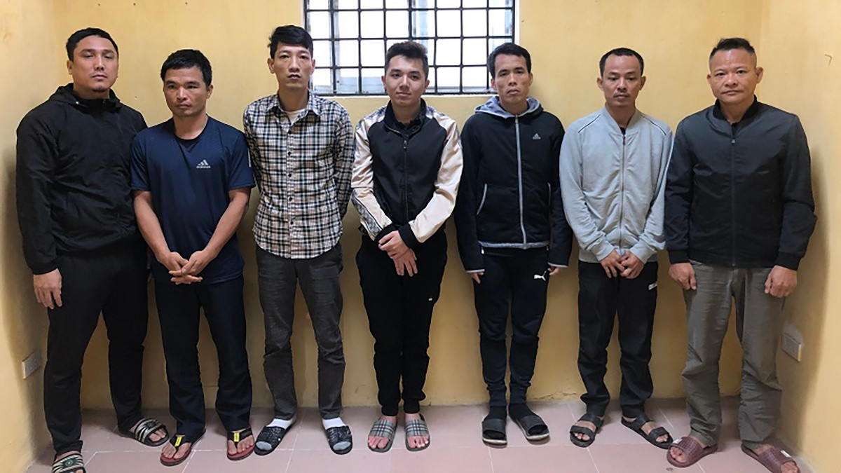  Phá đường dây đánh cá độ bóng đá hơn 50 tỷ đồng liên tỉnh: Ngày 1/12, Công an quận Hà Đông, Hà Nội cho biết, cơ quan này vừa triệt phá đường dây cá độ bóng đá 50 tỷ đồng và ra quyết định tạm giữ hình sự đối với 8 nghi phạm để làm rõ hành vi “tổ chức đánh bạc” và “đánh bạc”. Đường dây này do 1 đối tượng cầm đầu, điều hành chính và là người quản lý tài khoản đại lý. Sau đó đối tượng này chia tài khoản của mình thành nhiều tài khoản nhỏ và giao một đối tượng khác quản lý, điều hành, tổ chức nhiều người tại Hà Nội và TP HCM đánh bạc. Bước đầu, Công an quận Hà Đông xác định số tiền các nghi phạm giao dịch cá độ lên tới hơn 50 tỷ đồng.