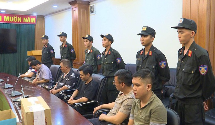  Triệt phá đường dây cá độ bóng đá 30.000 tỷ đồng: Ngày 22/11, Bộ Công an cho biết đã phối hợp với các cục nghiệp vụ, Công an TP HCM, Đồng Nai... triệt phá đường dây cá độ bóng đá với số tiền giao dịch lên đến 30.000 tỷ đồng. Đây là đường dây cá độ bóng đá được thực hiện qua các trang mạng bong88 và Agbong88, do nhóm người Việt trong nước tổ chức, điều hành. Nhóm đối tượng tổ chức đánh bạc khoảng 3 năm nay với số tiền cá cược rất "khủng". Tính đến thời điểm triệt phá, số tiền giao dịch qua đường dây cá độ bóng đá này lên đến 30.000 tỷ đồng. 