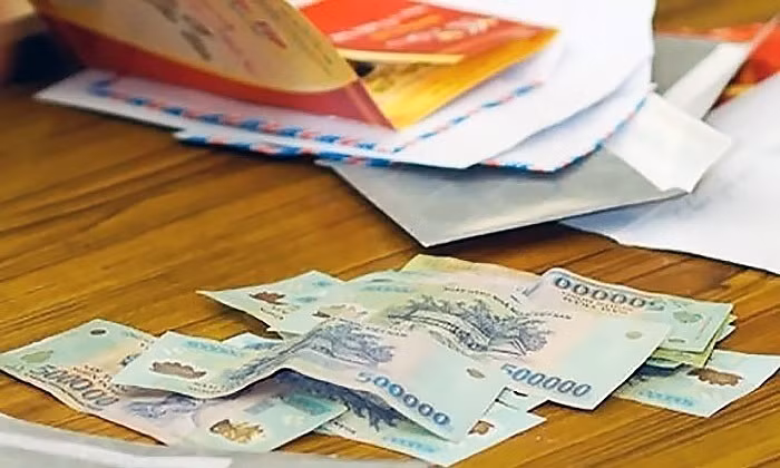 Nam thanh nien di tiec cuoi roi trom het tien mung o Phu Tho