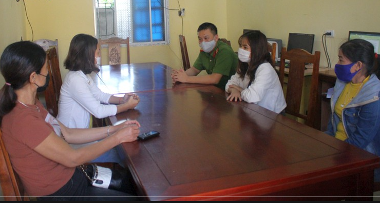  Giải cứu 2 thiếu nữ bị nhốt, đánh đập bắt phục vụ khách hát karaoke: Ngày 10/8/2020, sau khi hoàn tất các thủ tục, Công an huyện Con Cuông, Nghệ An đã bàn giao hai thiếu nữ N. và X. trú tại xã Bình Chuẩn và xã Đôn Phục, huyện Con Cuông về cho gia đình. Theo lời kể của hai thiếu nữ, các em bị dụ dỗ ra Bắc Giang làm công nhân. Tuy nhiên, khi tới nơi, 2 thiếu nữ bị yêu cầu phục vụ quán karaoke. Các em không đồng ý, đòi về, nên bị chủ nhà nhốt lại trong phòng, đánh đập. Hiện Công an huyện Con Cuông đang tiếp tục điều tra, xác minh làm rõ các đối tượng liên quan.