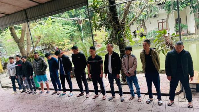  Đánh sập đường dây cá độ hơn 2000 tỷ đồng: Ngày 7/12, Công an TP Vinh, tỉnh Nghệ An cho biết vừa khám phá thành công chuyên án tổ chức đánh bạc và đánh bạc bằng hình thức cá độ bóng đá qua mạng Internet, hoạt động lưu động tại địa bàn các tỉnh: Nghệ An, Đồng Nai, TP Hải Phòng, TP Hà Nội và TP HCM. Bước đầu xác minh số tiền đánh bạc lên đến 2000 tỷ đồng... Tang vật thu giữ gồm 1 ô tô, 15 ĐTDĐ, nhiều tài liệu, vật chứng liên quan đến việc tổ chức đánh bạc và đánh bạc.