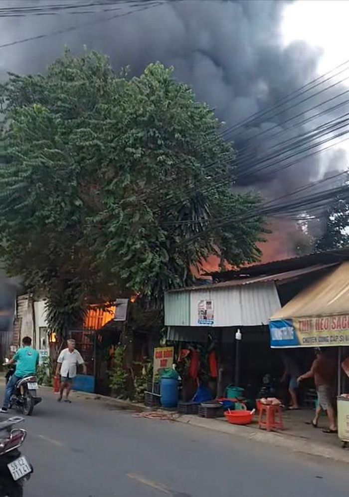  Cháy lớn thiêu rụi 2 vựa ve chai và 2 quán cà phê: Sáng 7/12, lửa bất ngờ bùng lên ở vựa ve chai trên đường Cây Da, phường Tân Bình, TP Dĩ An, Bình Dương. Do lúc này không có chủ nên công tác dập lửa tại chỗ không được tiến hành ngay. Ít phút sau, ngọn lửa nhanh chóng cháy lớn rồi lan sang quán cà phê mái lá nằm bên phải. Ngọn lửa tiếp tục cháy lan qua vựa ve chai khác cùng một quán cà phê nằm bên tay trái. Vụ cháy không gây thiệt hại về người, tuy nhiên 2 quán cà phê, 2 vựa ve chai tổng diện tích hàng trăm mét vuông đã bị thiêu rụi và đổ sập. 