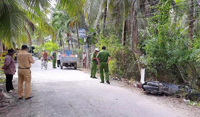  Trộm xe máy rồi lao vào xe ba gác trong lúc tẩu thoát: Sáng 7/12 một đối tượng chưa rõ tên tuổi trộm chiếc xe máy BKS 63C1-106.94 của một hộ dân sống ven đường Đoàn Thị Nghiệp, đoạn thuộc TP Mỹ Tho, tỉnh Tiền Giang. Sau khi trộm xe, đối tượng đi đến đoạn ấp 3, xã Trung An, TP Mỹ Tho đã lấn trái đường, tông vào xe ba gác. Hậu quả khiến đối tượng bị thương nặng. 